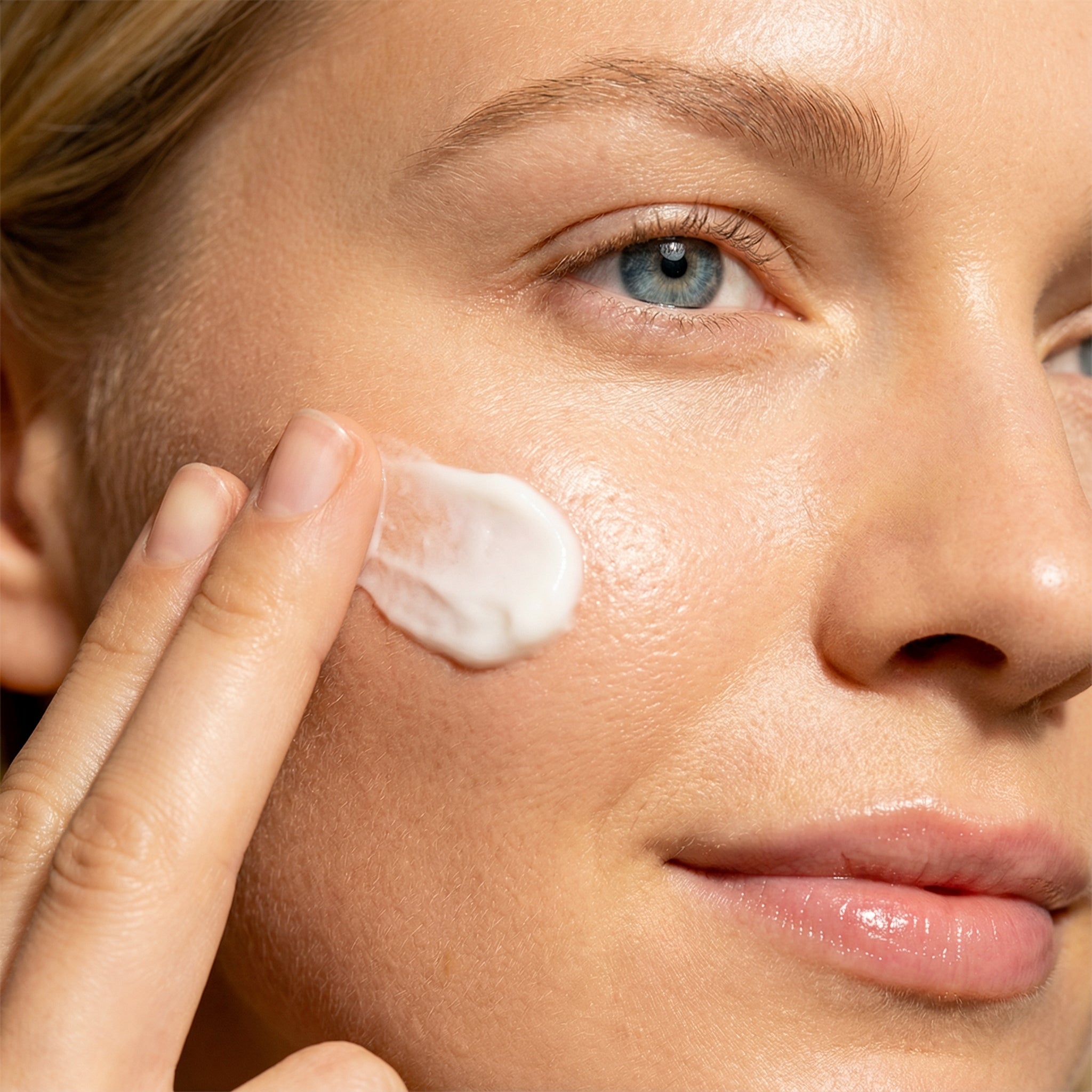 Feine Hautpflege für die Augenpartie
